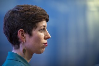 Lisa Mazzone, la présidente des Vert-e-s suisses, a participé à une manifestation de la Grève du climat samedi à Berne. KEYSTONE/ANTHONY ANEX
